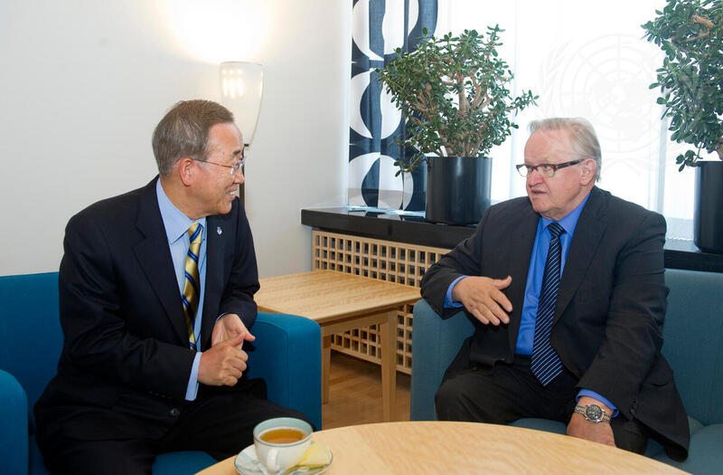 Secretary-General Meets Former Finnish President at Helsinki Airport