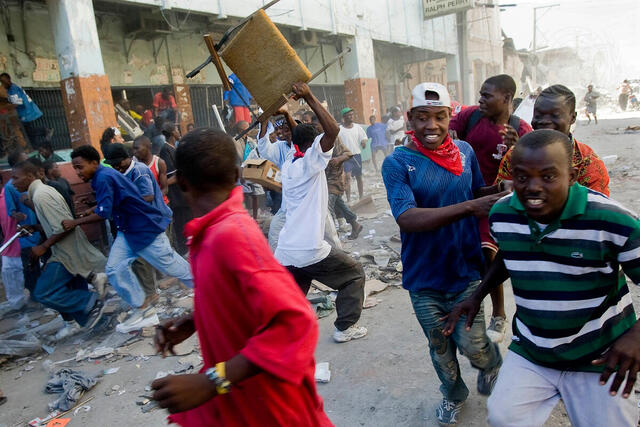 Security Guards Chase Looters in Downtown Port-au-Prince