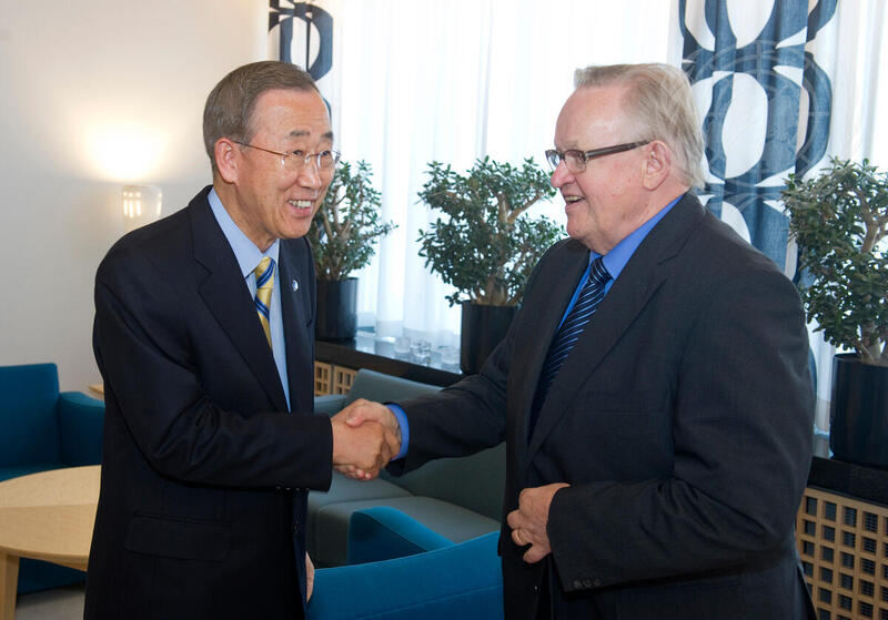 Secretary-General Met by Former Finnish President at Helsinki Airport
