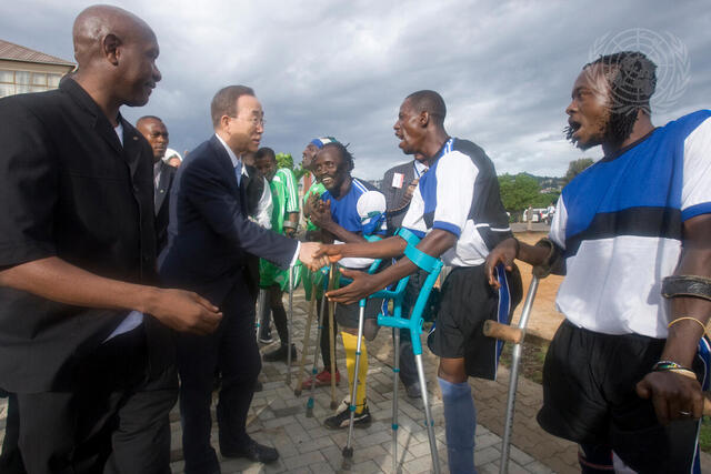 Secretary-General Meets Amputee Football Players in Sierra Leone