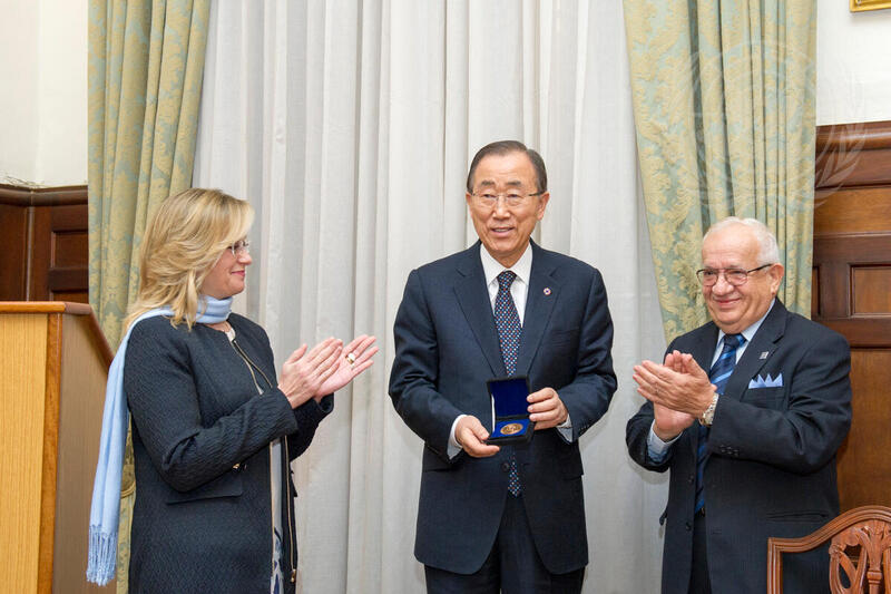 Secretary-General Receives Award for Work on SDGs and Oceans
