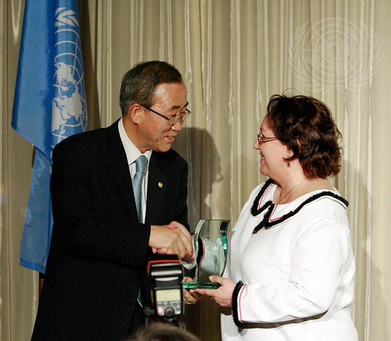 Secretary-General Presents 2007 Human Development Award