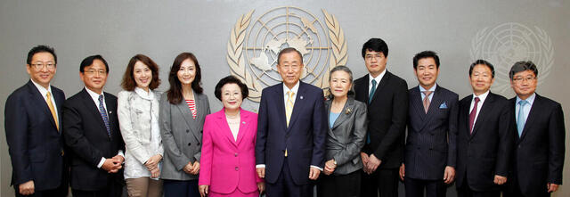 Secretary-General Meets Participants of Korean Cultural Event at Met