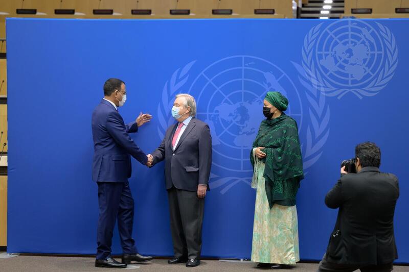 Secretary-General and Deputy Secretary-General Greet Delegates