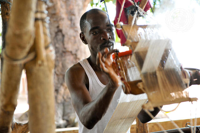 Weaver at Work outside Korhogo, Côte d&#039;Ivoire