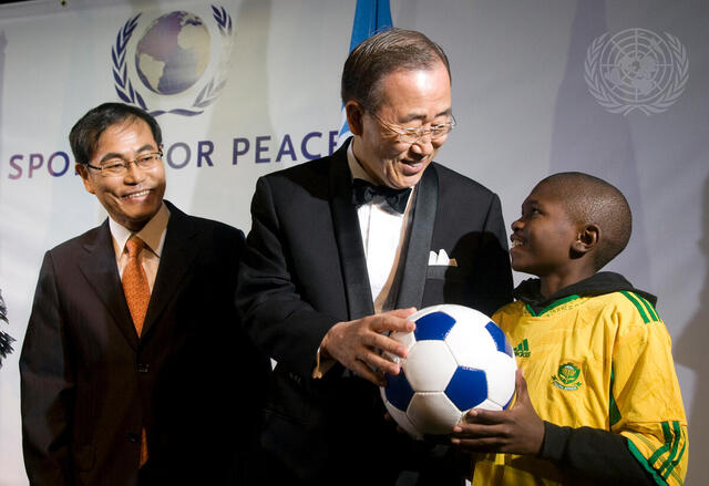 Secretary-General Gives Away First Hyundai &quot;Dream Ball&quot; in Johannesburg
