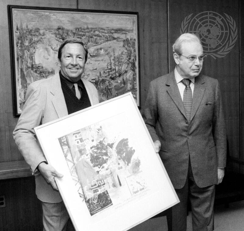Secretary-General Receives Painting from American Artist