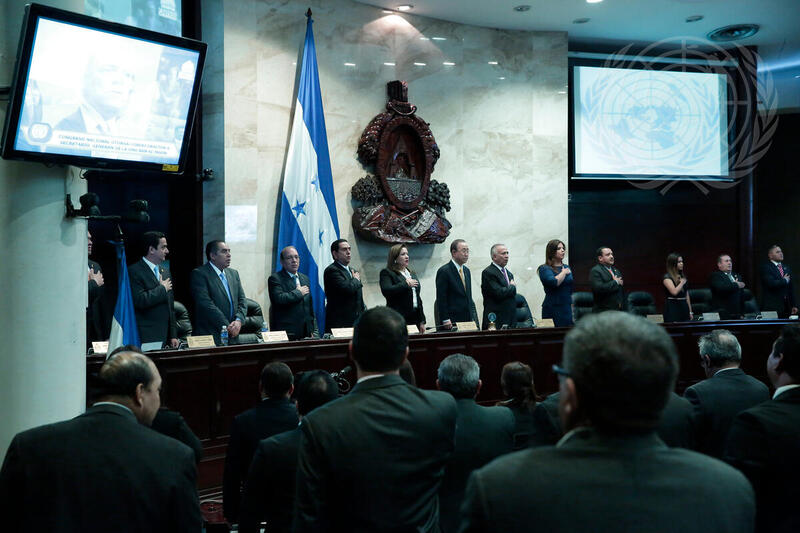 Secretary-General Awarded Honduran Gran Cruz Extraordinaria con Placa de Oro