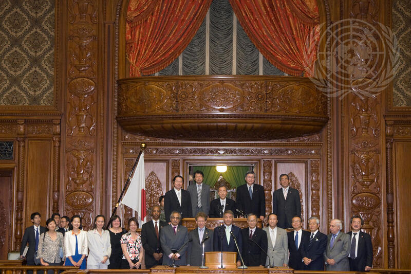 Secretary-General Poses for Photo with House Speaker and Parliamentarians of Japan