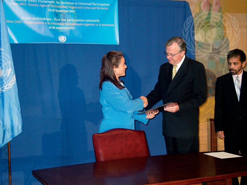 Foreign Minister of El Salvador Ratifies the Cartagena Protocol on Biosafety to the Convention on Biological Diversity, 2000