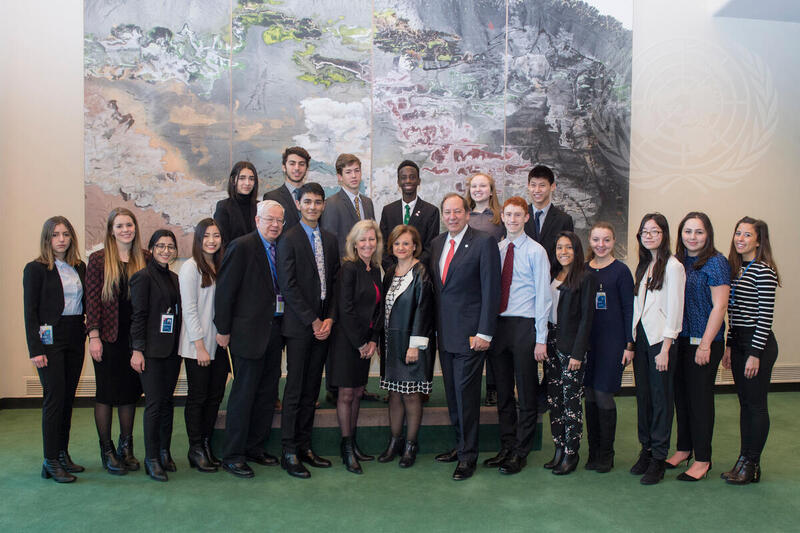 UN Communications Head Meets Participants of 2016 UNIS-UN Conference