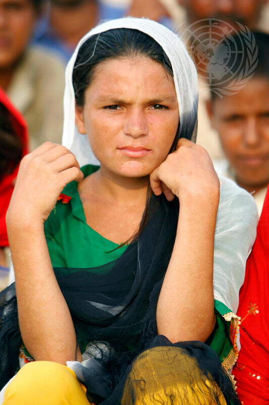 Children among Pakistanis Displaced by Flood