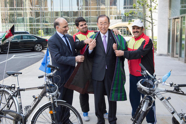Secretary-General Meets Afghan Cyclists