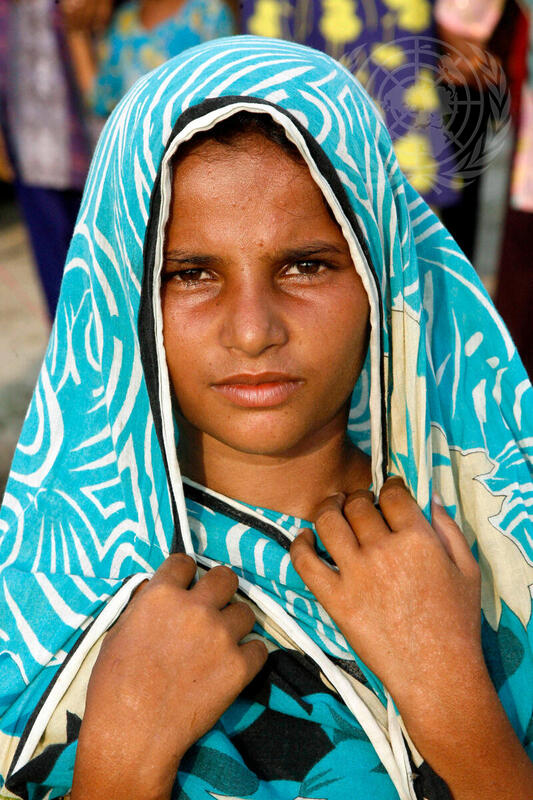 Children among Pakistanis Displaced by Flood