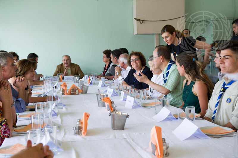 Secretary-General Meets Volunteers and NGO Representatives in Lesbos