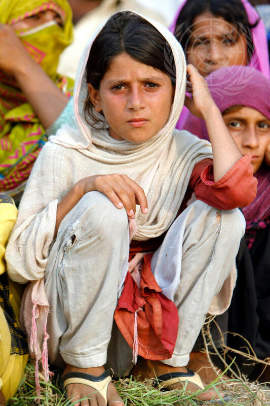 Children among Pakistanis Displaced by Flood