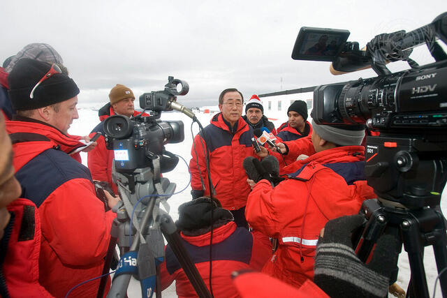Secretary-General Addresses Journalists during Antartica Historic Visit