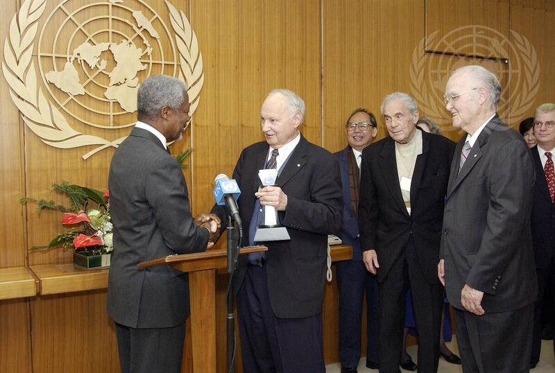 Secretary-General Presents Candlelight Awards to this Year's Recipients