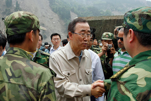 Secretary-General Meets Earthquake Rescuers