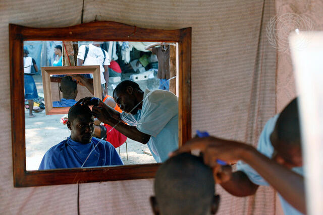 Makeshift Barbershops Open in Camp for Displaced Haitians