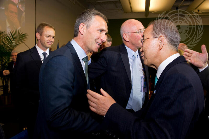 Secretary-General Meets Norwegian Prime Minister at Libya Meeting