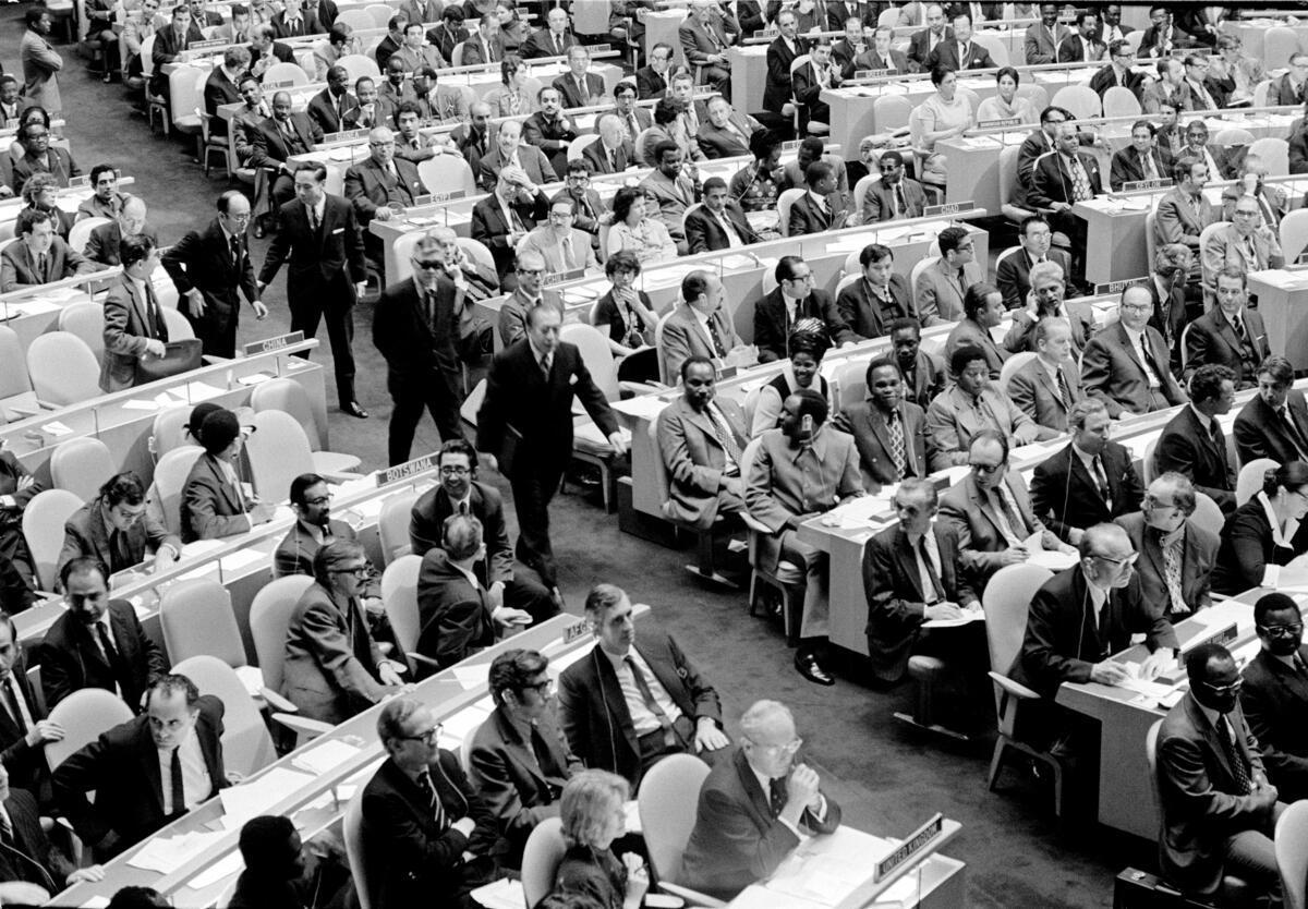 1971年10月25日，中華民國駐聯合國常任代表劉鍇及外交部政次楊西崑等人，在聯合國大會準備對阿爾巴尼亞提案表決前，起身離開大會堂。（圖片來源／un.org）