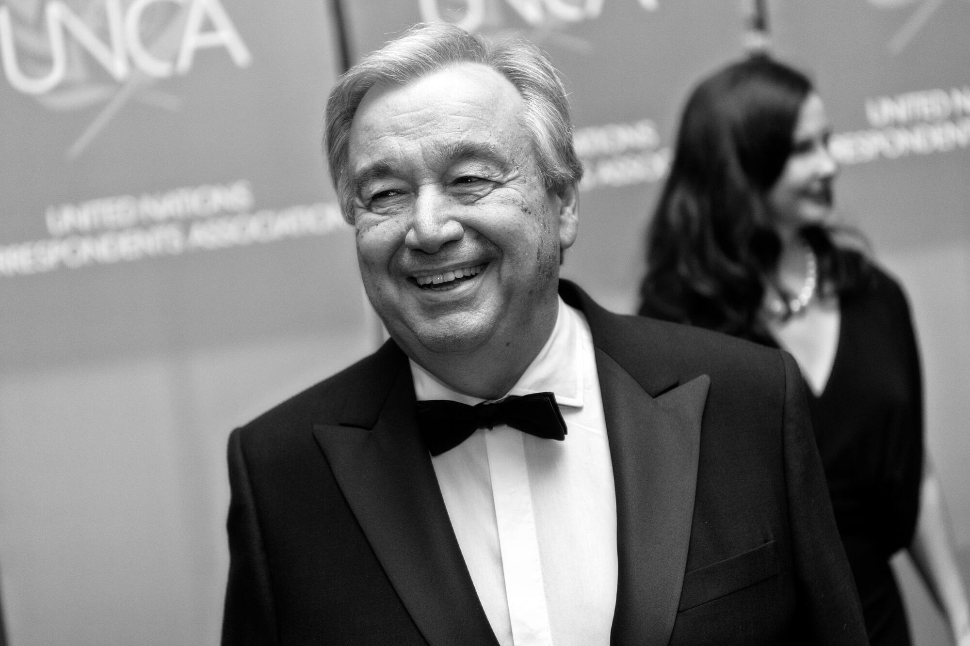 Secretary-General António Guterres attends the annual awards dinner of the UN Correspondents Association (UNCA). Behind him is Ashley Judd, Goodwill Ambassador for United Nations Population Fund (UNFPA), who was presented with the 2019 UNCA Global Citizen of the Year during event.